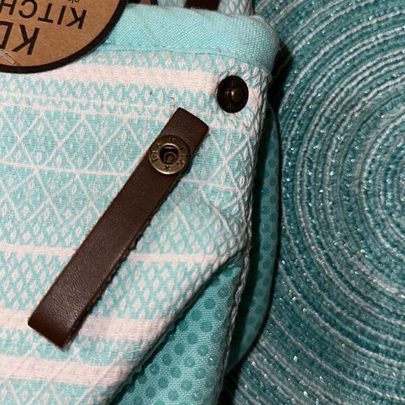 Set of Six Teal Ombre Round Weave Placemats, Table Runner, Mitts, Towels ++++ - Picture 9 of 16